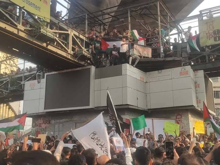 geofrontlinetv's tweet photo. Bangladeshi radicals vandalize Pizza Hut, KFC, and Bata stores, claiming โIsrael links.โ ๐ง๐ฉ
Nationwide anti-Israel protests turn violent โ mobs looting pizzas, shoes, and more.
#Bangladesh #Israel #Dhaka #BrandAttack #MiddleEastCrisis https://t.co/5qsGyX9Eig