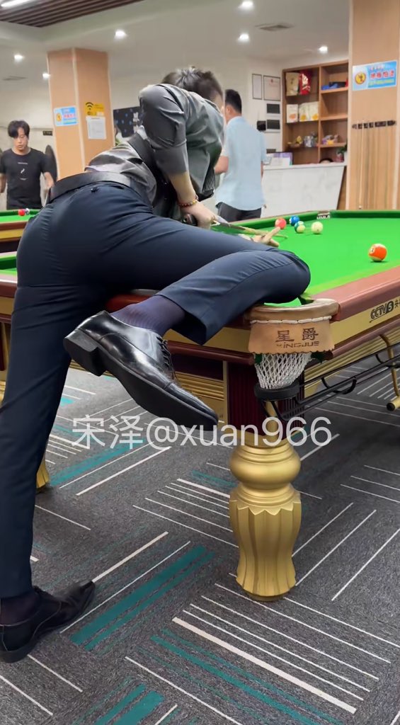 xuan966's tweet photo. 其实这个全网很火的图我才是本尊！无意打个台球也没料到会那么火。本周在香港HK、深圳。想见面的可以私聊、完整版31部入会获取！ https://t.co/RgC4U7NJ2u