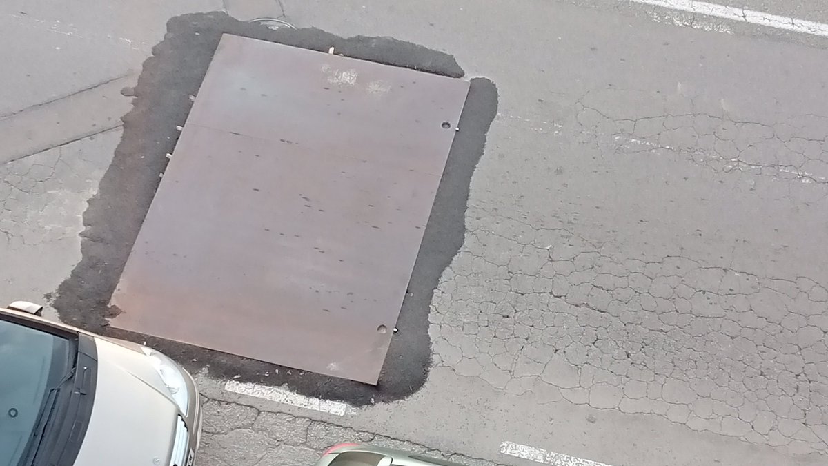 Alsamora4's tweet photo. Això fa @ajterrassa @jordi_ballart. Així ens té dia i nit al nostre carrer. S enfonsa el carrer es fa un forat i la solució és aquesta. Tens tota Terrassa així.
Dia i nit sense dormir per culpa del soroll @CanalTerrassa @MonTerrassa @DiarideTerrassa @AvvRocBlanc https://t.co/Gxe4qwlyJl