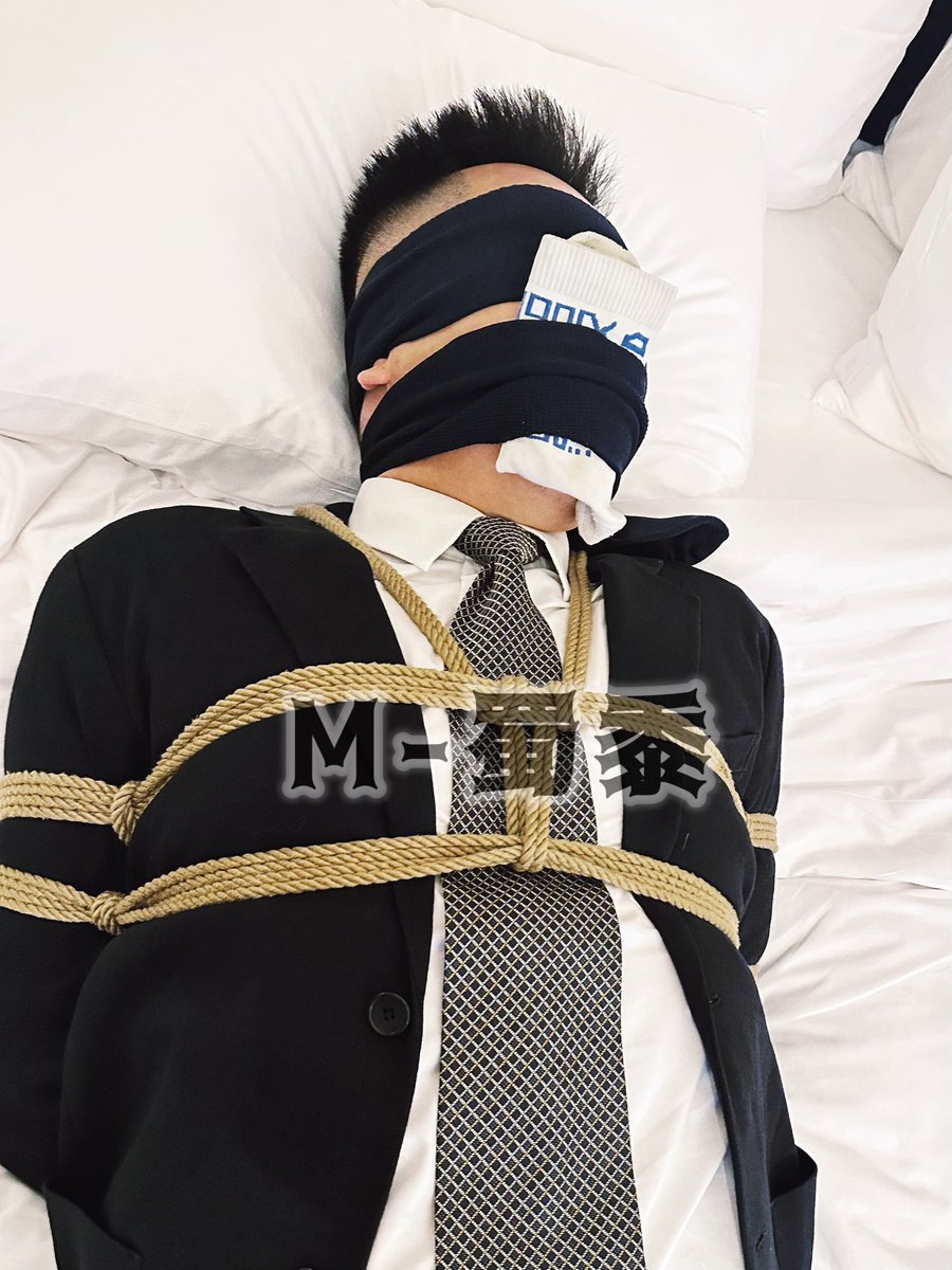 被坏人抓住的蜀黍。。嘴里塞了袜子、鼻子捂了袜子、球袜蒙了嘴眼，只能“呜呜呜”