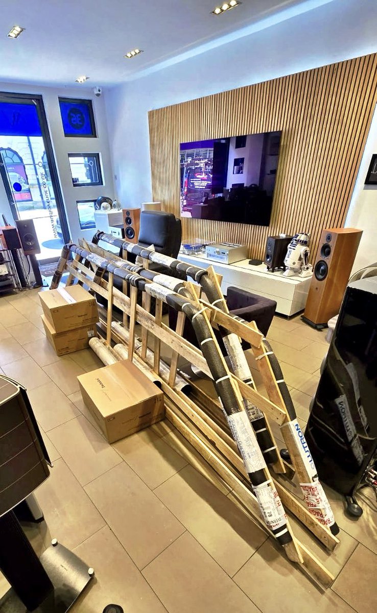 AudioVenue's tweet image. Now this is not a normal delivery for us, well not in the stores anyway. Lutron motorised curtain tracks.

#lutron #lutronhomeworks #lutronshades #lutronmotorisedtrack #lutroncurtaintracks #homeautomation #smarthomes .
.
@lutronelectronics