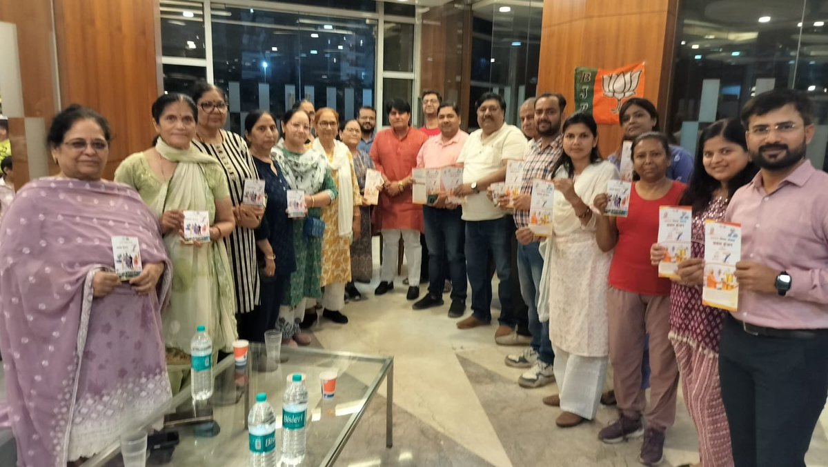 Dk2010Kishor's tweet photo. भाजपा के साथ - सबका विकास
भारतीय जनता पार्टी के स्थापना दिवस के तीसरे दिन दिनांक 8 अप्रैल को बिसरख मंडल के बुथ संख्या 158, 159 व 160 पर जिला मीडिया प्रभारी श्री पवन त्यागी जी, मंडल अध्यक्ष भाई मुकेश चौहान जी और मंडल के कार्यकर्ता साथियों के साथ प्रवास और जनसंपर्क किया।लोगों से संवाद कर प्रधानमंत्री श्री नरे��द्र मोदी जी और मुख्यमंत्री श्री योगी आदित्यनाथ जी के नेतृत्व में देश और प्रदेश में चल रही जनकल्याणकारी योजनाओं और प्रदेश के 8वर्षों के सुशासन की उपलब्धियों को साझा किया।
जय भाजपा तय भाजपा - #bjp4vikshitbharat 
@BJP4Bisrakh @Bjp4GbnagarUP @BJP4UP @BJP4India @iabhishek4bjp @Satendraupbjp @DeepakDadriBJP @virenderbhati9 @iMukeshBJP @dr_maheshsharma @surendrasnaagar @tejpalnagarMLA  @ShrichandSharma @PankajSinghBJP @DhirendraGBN @HarishBhati4BJP @ArunSinghbjp @Gajendramavibjp @VijayBhatiBJP