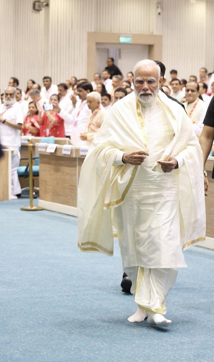 AmarBhartiLko's tweet image. #NavkarMahamantraDivas पर PM मोदी ने की सहभागिता। विश्वभर में एक साथ जाप के अवसर पर देशवासियों से 9 संकल्प लेने की अपील—
#SaveWater
#TreeForMother
#SwachhBharat
#VocalForLocal
#DekhoApnaDesh
#NaturalFarming
#HealthyLifestyle
#YogaForLife
#HelpThePoor