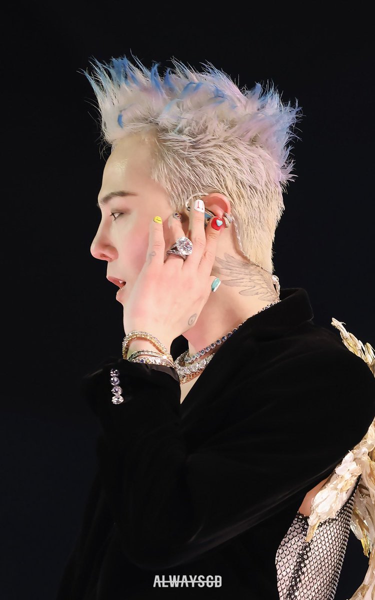 Kwonjiji1234's tweet image. This is my first time spending a big amount for a celebrity. I am not a big spender, when I do, it has to be in travels and other necessities. I dnt even spend much in gadgets and I only change my phone and lappy if they are already defective. 
What did u do to me Jiyong?