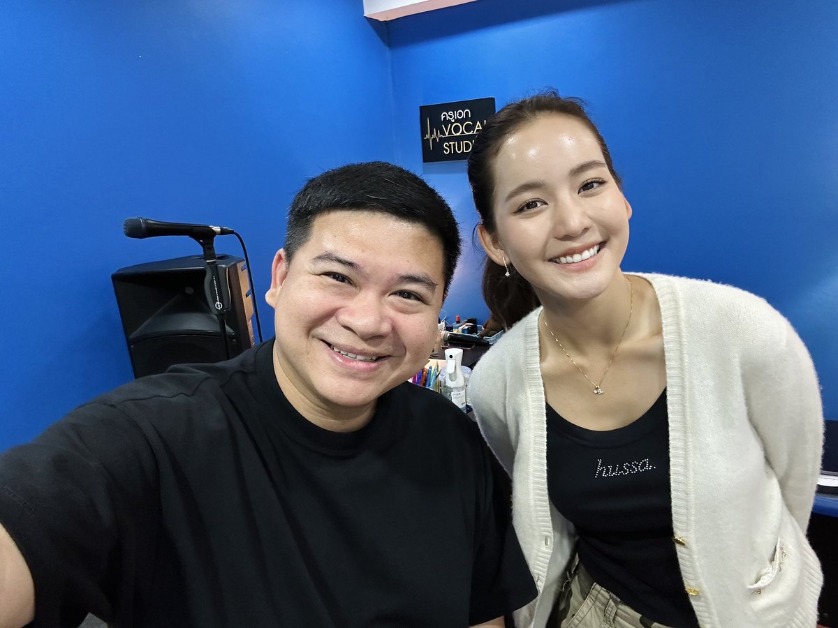 AkeKru's tweet photo. 📺✨ ทีมดูสดพร้อมมากก!! #คุณพี่เจ้าขาEp23 #คุณพี่เจ้าขาตอนจบ คืนนี้ #2ทุ่มครึ่ง
.
.
🙏🏻💙 ขอบพระคุณป้าแจ๋ว @paajaew ส���หรับความไว้วางใจให้ครูเอกได้มีโอกาสดูแลและปรับจูนการใช้เสียงให้กับนักแสดงทุกๆท่านครับ 
#Ch3Thailand
#kruakevocalstudio 
#ดูทีวีกด33ดูมือถือกด3Plus https://t.co/EOUYrRJd8V