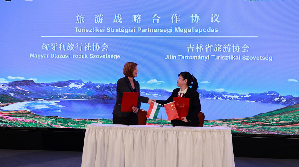 BoundforChina's tweet image. 🥰🥰Chinese travelers from #Jilin province staying in music-themed hotels in Franz Liszt’s hometown, while Hungarian families cozy up on a traditional kang bed after watching winter fishing on #Chagan #Lake.    

Thanks to a new Strategic Tourism Cooperation Agreement signed on