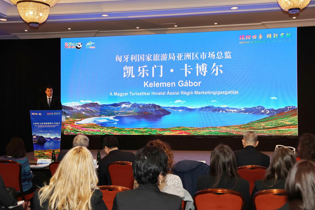 BoundforChina's tweet image. 🥰🥰Chinese travelers from #Jilin province staying in music-themed hotels in Franz Liszt’s hometown, while Hungarian families cozy up on a traditional kang bed after watching winter fishing on #Chagan #Lake.    

Thanks to a new Strategic Tourism Cooperation Agreement signed on