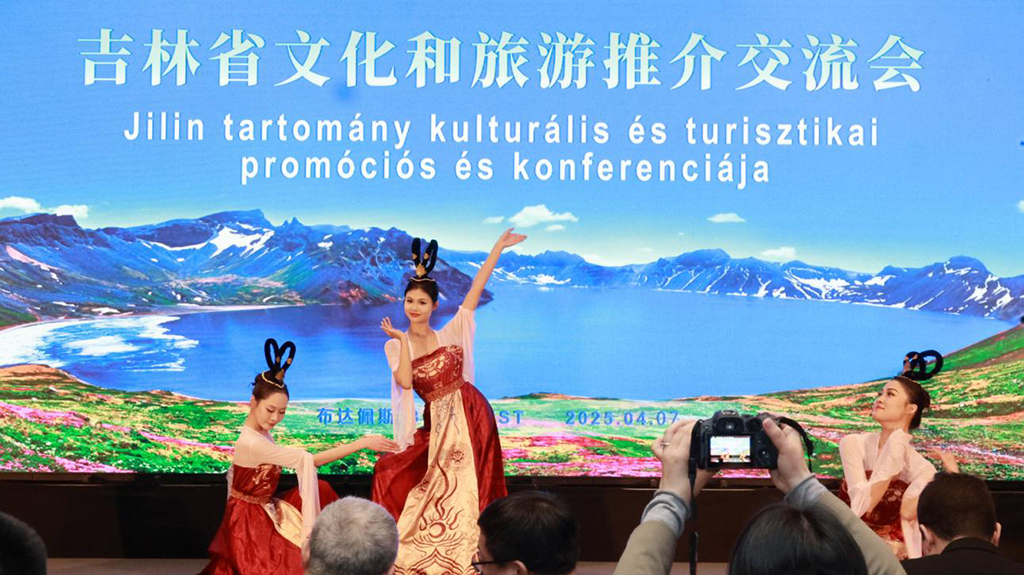 BoundforChina's tweet image. 🥰🥰Chinese travelers from #Jilin province staying in music-themed hotels in Franz Liszt’s hometown, while Hungarian families cozy up on a traditional kang bed after watching winter fishing on #Chagan #Lake.    

Thanks to a new Strategic Tourism Cooperation Agreement signed on