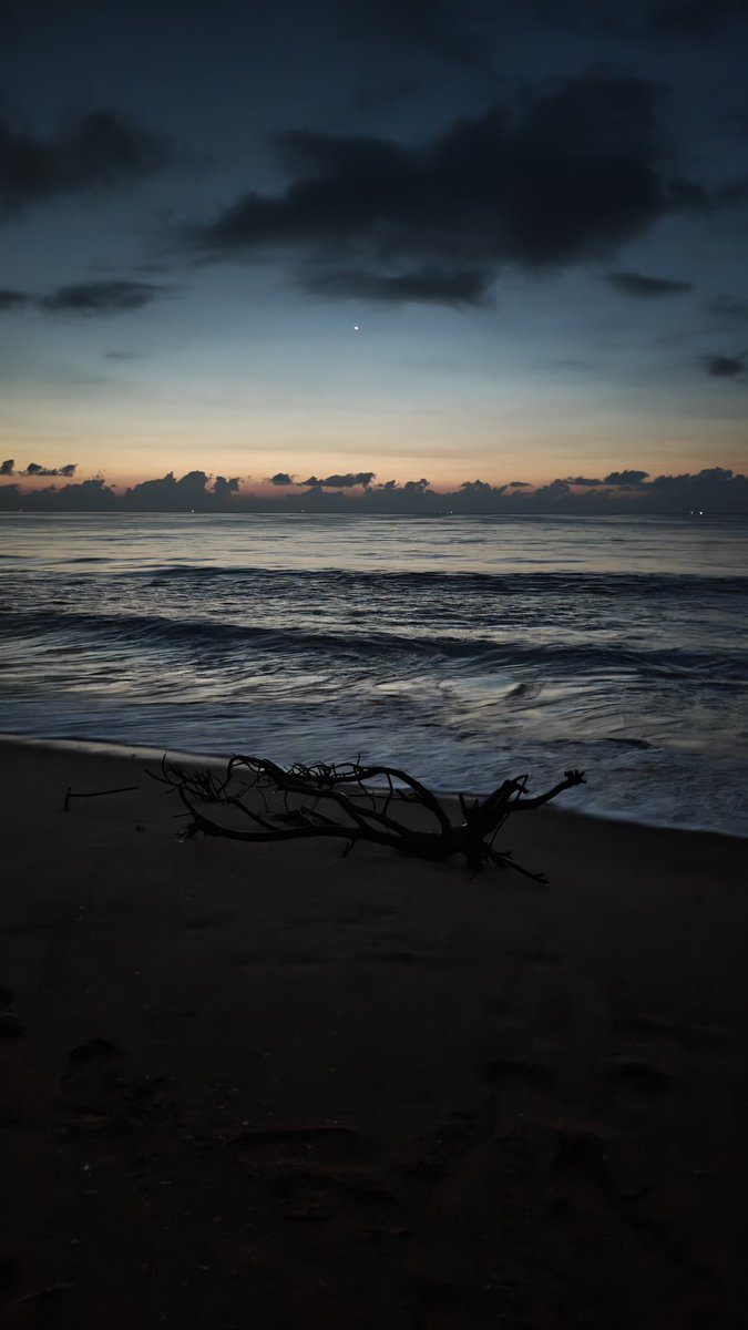 S_i_d_01's tweet photo. @onepluscareIN @OnePlus_Support can you guys please optimize the OnePlus 13's night mode and the night time photos in general, it captures no details and it's just full blown ai with soft images if you just zoom in, it looks soo good from afar but it's shit if you zoom it's shit https://t.co/basq9tdP5Z