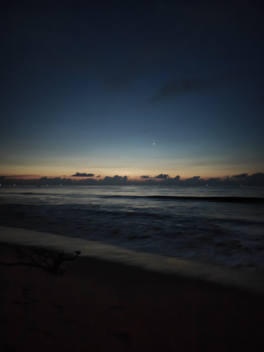 S_i_d_01's tweet photo. @onepluscareIN @OnePlus_Support can you guys please optimize the OnePlus 13's night mode and the night time photos in general, it captures no details and it's just full blown ai with soft images if you just zoom in, it looks soo good from afar but it's shit if you zoom it's shit https://t.co/basq9tdP5Z