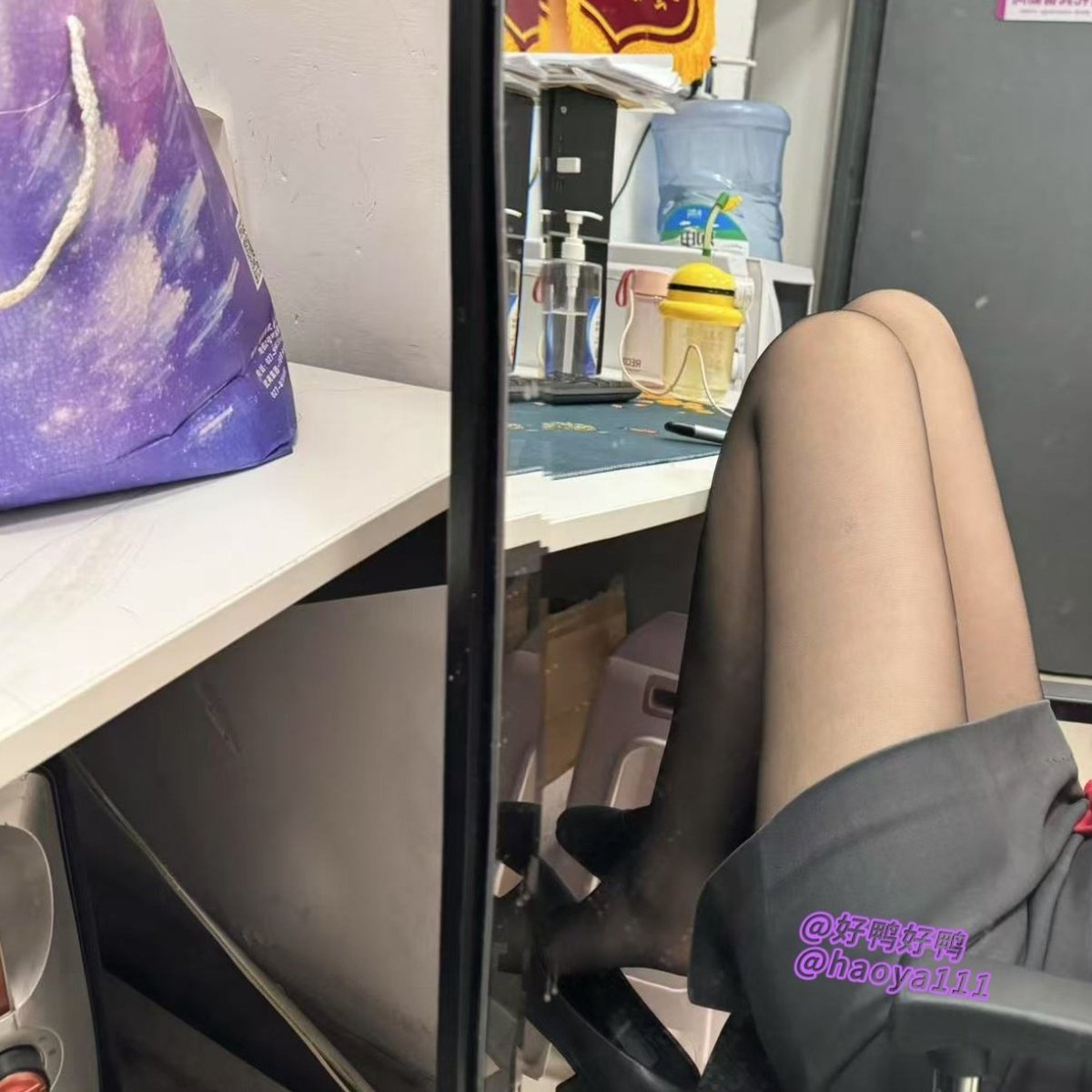 我是你的小三吗?
怎么聊两句就不说话了?
你老婆来逮你了?
