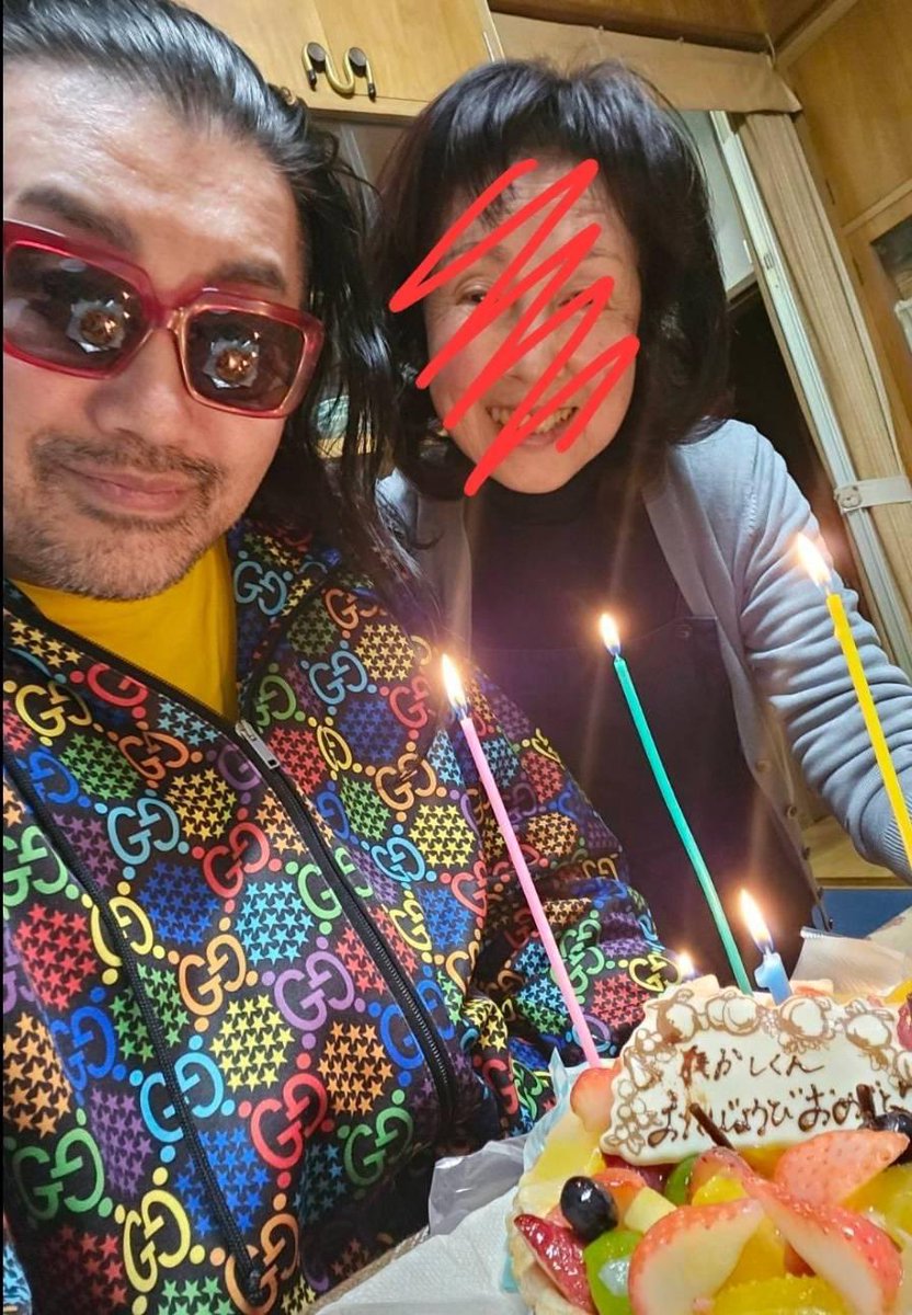 実家で母親と誕生日してから東京へ

友達が誕生日してくれました

最近のケーキのクオリティ凄いです

車を９台所有していたのですが全て売却して

骨折して乗れなかったバイクだけ残しました

移動用にHONDAシビックでも買おうと思います