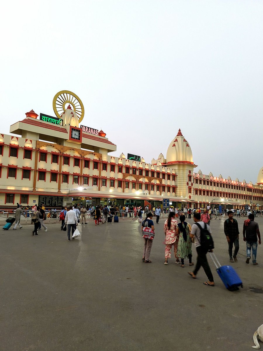 HarshS200's tweet photo. दिल मुझे उस गली में ले जा कर
और भी ख़ाक में मिला लाया

-मीर तक़ी मीर
#banaras https://t.co/Vn0BxMQIRj