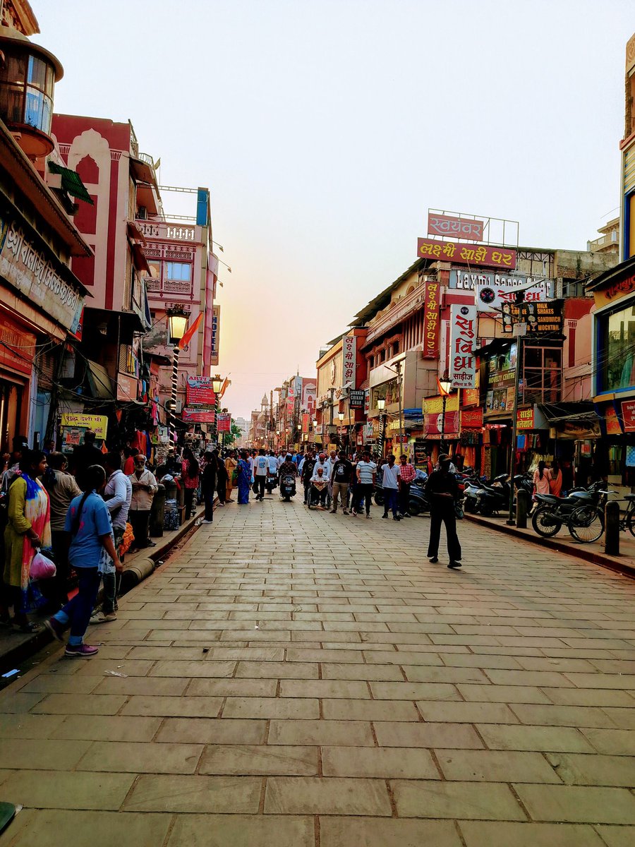 HarshS200's tweet photo. दिल मुझे उस गली में ले जा कर
और भी ख़ाक में मिला लाया

-मीर तक़ी मीर
#banaras https://t.co/Vn0BxMQIRj