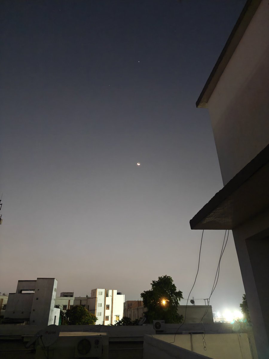 S_i_d_01's tweet photo. @OnePlus_Support @onepluscareIN there's so much bloom around the moon and the whole sky has a magenta tint going on when the sky is actually near blue in IRL,my OnePlus 11r takes godly pictures compared to this shit and idk why its taking you guys soo long optimize for this phone https://t.co/HM1xA7jCP0
