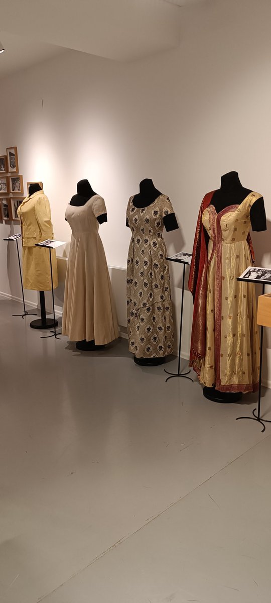 Glas Jovanke Broz, izložba do kraja mjeseca u Preradovićevoj 21-23 🤗. Nekontraverzna, većinom su haljine i dodaci 😀. Gđa Broz se, poput britanske kraljevske obitelji, oblačila u skladu tradicije gostiju 👏. I za razliku od britanskog dvora, yu diplomacija nije fulavala 😌.