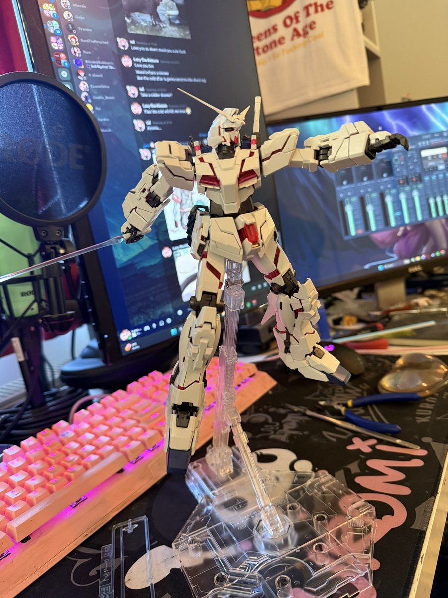 LucyFoxie's tweet photo. Unicorn all posed up on a nice tall stand!! 
Very imposing 

#gundam #gundampose #art #creative #Mekka https://t.co/XDgNwCV7Ak