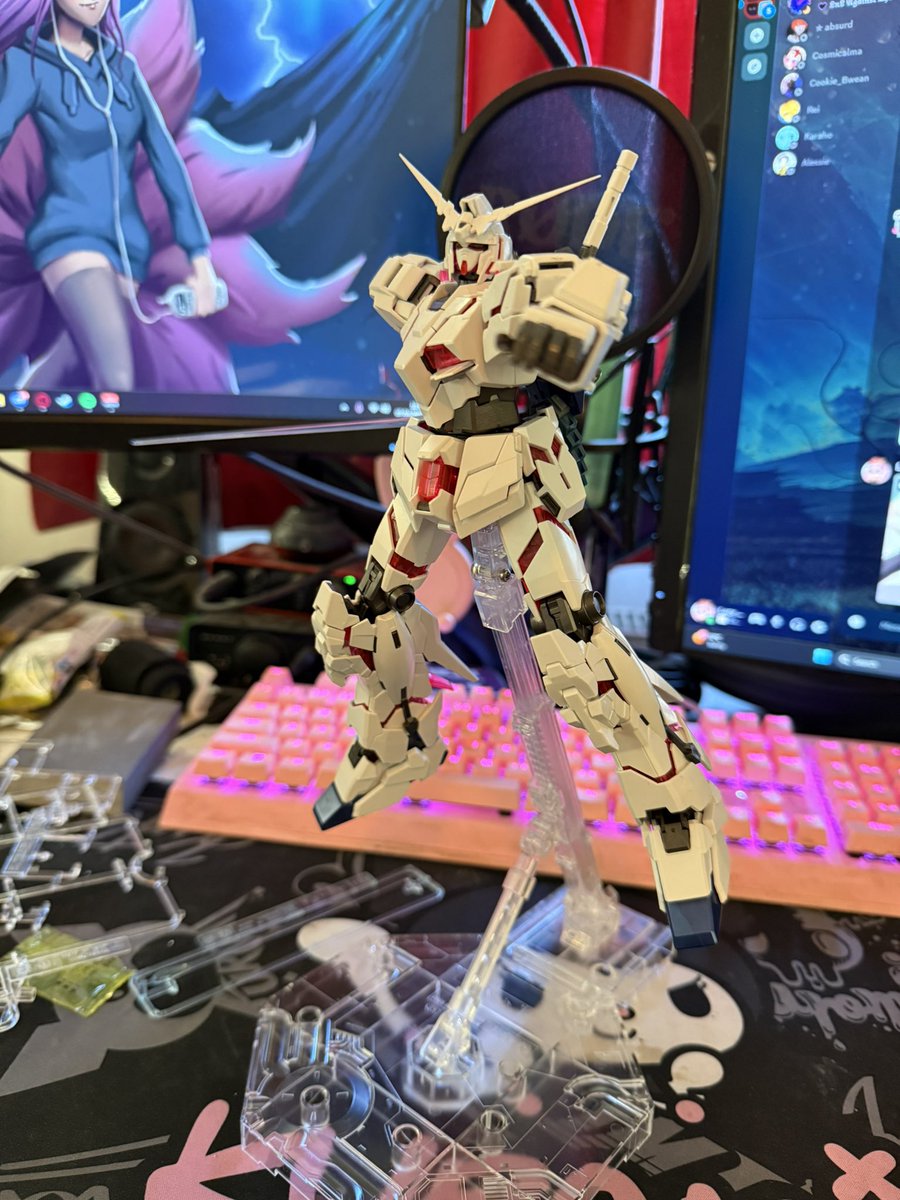 LucyFoxie's tweet photo. Unicorn all posed up on a nice tall stand!! 
Very imposing 

#gundam #gundampose #art #creative #Mekka https://t.co/XDgNwCV7Ak