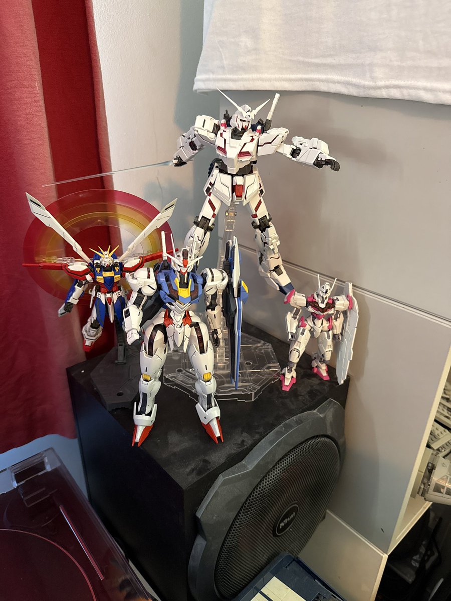 LucyFoxie's tweet photo. Unicorn all posed up on a nice tall stand!! 
Very imposing 

#gundam #gundampose #art #creative #Mekka https://t.co/XDgNwCV7Ak