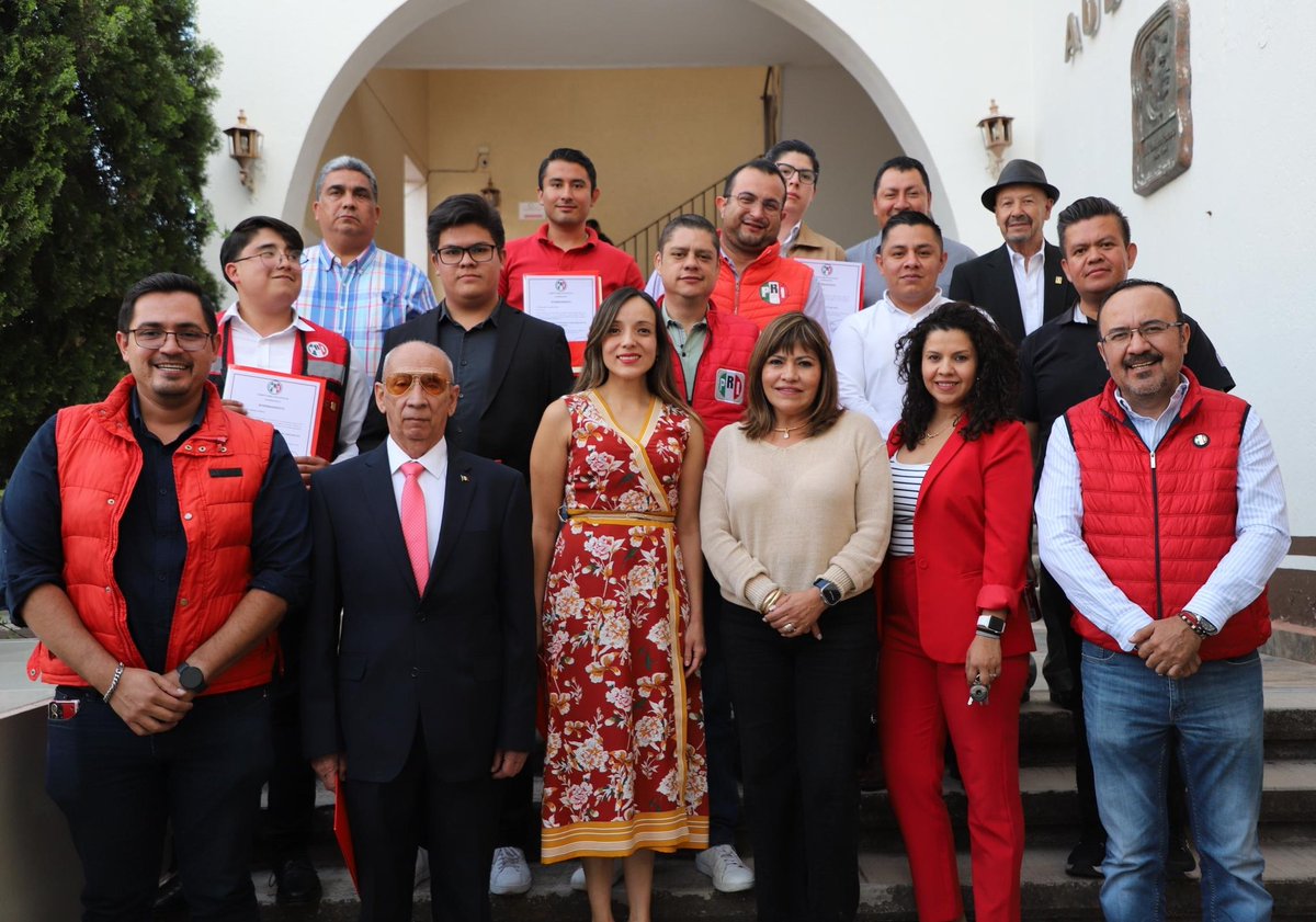 Tadeus_Politik's tweet photo. 💥Enhorabuena a nuestros representantes ante las Comisiones Distritales de Vigilancia por sus nombramientos, su trabajo es crucial ya que:

🔍 Vigilan la transparencia: Se aseguran de que el Padrón Electoral y la Lista Nominal sean confiables y estén actualizados correctamente, protegiendo tu derecho al voto.

🛡️ Supervisan los cambios en la geografia electoral: Trabajan para que las casillas queden cerca de tu casa y los cambios afecten lo minimo posible a la ciudadanía.

🗣️ Aportan pluralidad: Su presencia garantiza que se escuchen y consideren diversas perspectivas en las decisiones que impactan nuestra democracia local.
La participación activa del PRI en estas comisiones fortalece la certeza y legalidad de las elecciones en Guanajuato. 

¡Seguimos comprometidos con la democracia y la defensa de tus derechos electorales!

#PRIGuanajuato #INE #Democracia #Guanajuato #VigilanciaElectoral #EleccionesLimpias