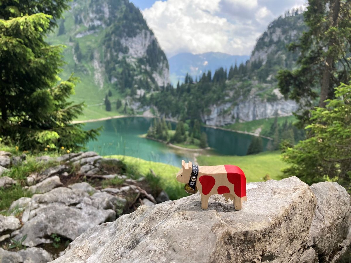 Spring has arrived in Switzerland, and I’m loving the fresh air on my coat! Can you guess where I am today? 🐮🇨🇭

Clues: 
💦 This mountain lake is located in the canton of Bern. 
🏝️ There is a small, lush, semi-rocky island on the west side.

Have you guessed the location? 👇
