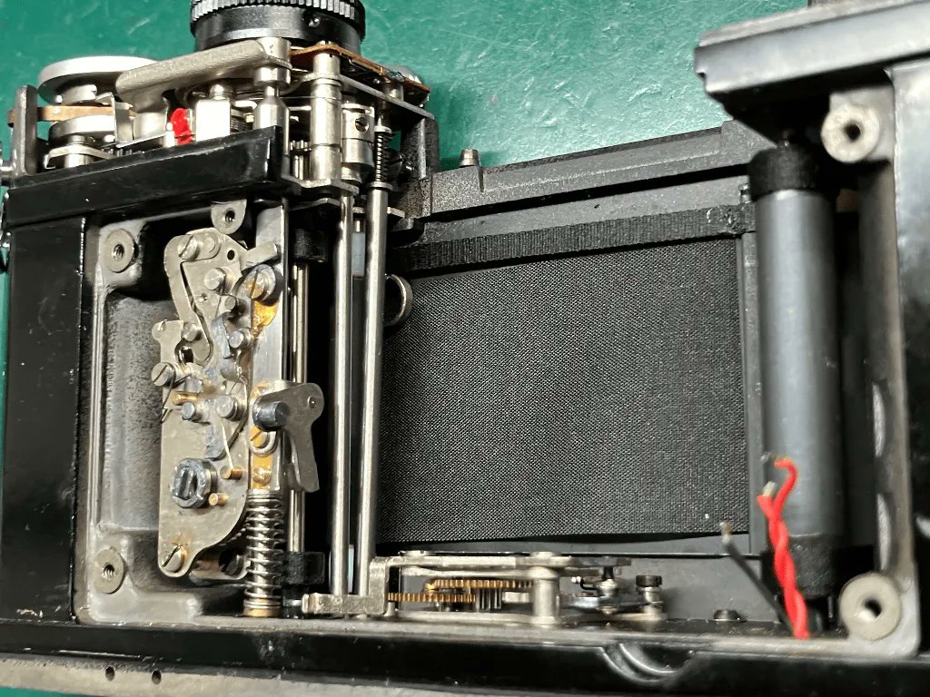 PENTAX SP

ミラーアップ状態の原因はナント！！
写真に原因のヒントが！！

つづきは、東京カメラリペアのサイトにて
tokyo-camera-repair.com/pentax-sp-2025…

#フィルムカメラ
#フィルムカメラ修理