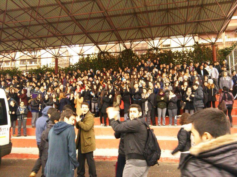 Lisedeyken kantin haklarımız geri adım atmadık. O gün nasıl tepki verdiysem, bugün de haksızlık karşısında aynı refleksle duruyorum. Hakkını aramak, her zaman en doğru yerden başlamak demek (2013 yılı).