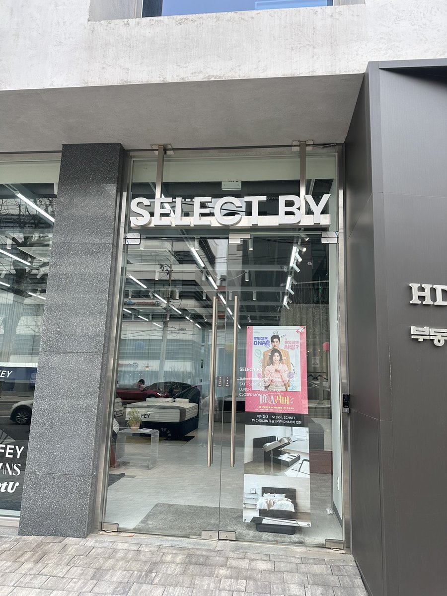 snfwswn's tweet photo. lagi otw ke restoran ga sengaja ngelewatin toko ini & ada poster DNA Lover😂 ternyata brand ini sponsorin ranjangnya siwon di DNA Lover @siwonchoi
#시원 #SIWON #최시원 #dnalover https://t.co/pwbQ2uq2XF