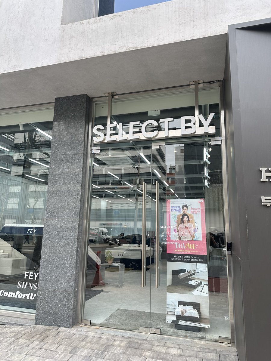 snfwswn's tweet photo. lagi otw ke restoran ga sengaja ngelewatin toko ini & ada poster DNA Lover😂 ternyata brand ini sponsorin ranjangnya siwon di DNA Lover @siwonchoi
#시원 #SIWON #최시원 #dnalover https://t.co/pwbQ2uq2XF