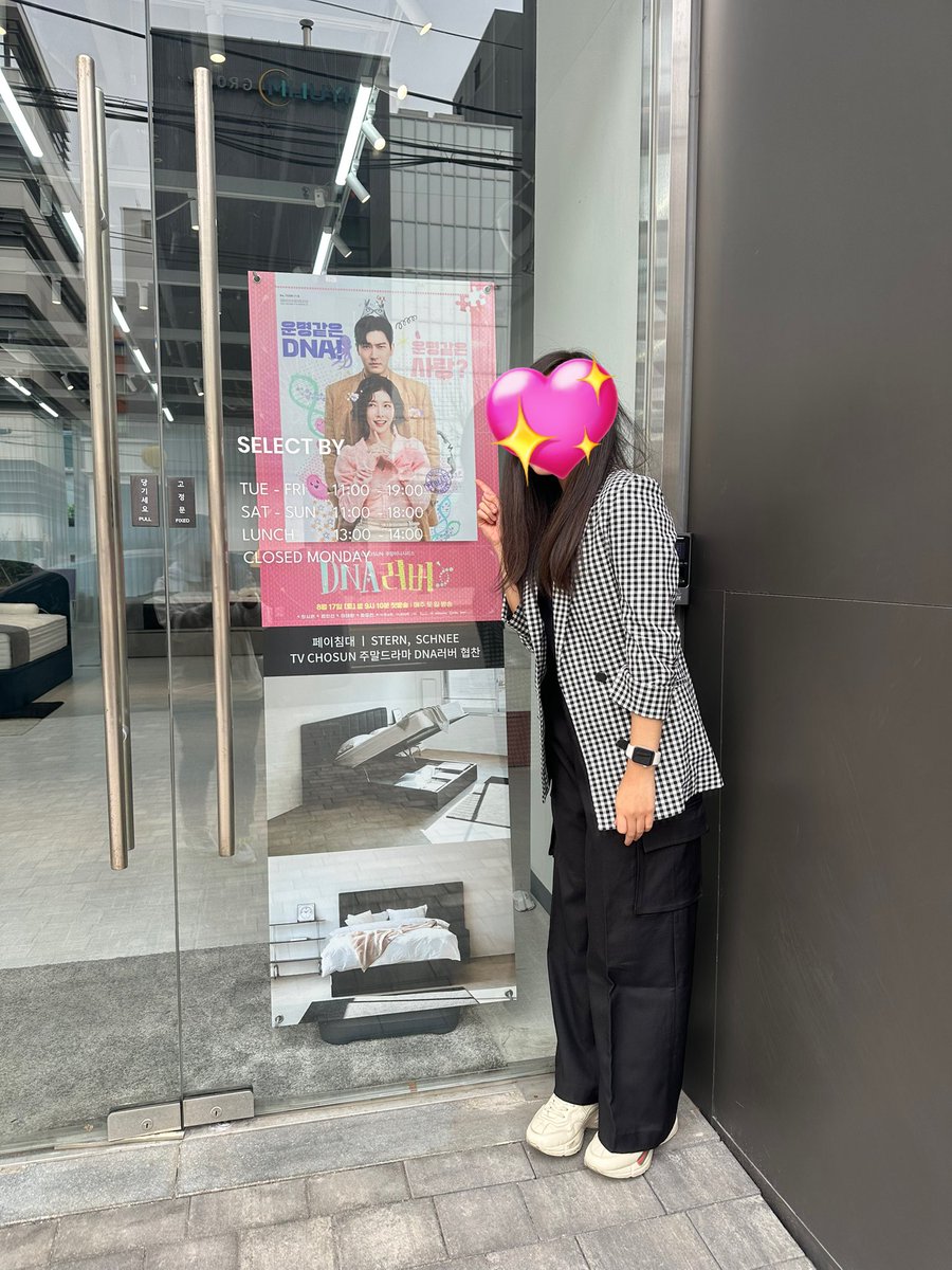 snfwswn's tweet photo. lagi otw ke restoran ga sengaja ngelewatin toko ini & ada poster DNA Lover😂 ternyata brand ini sponsorin ranjangnya siwon di DNA Lover @siwonchoi
#시원 #SIWON #최시원 #dnalover https://t.co/pwbQ2uq2XF