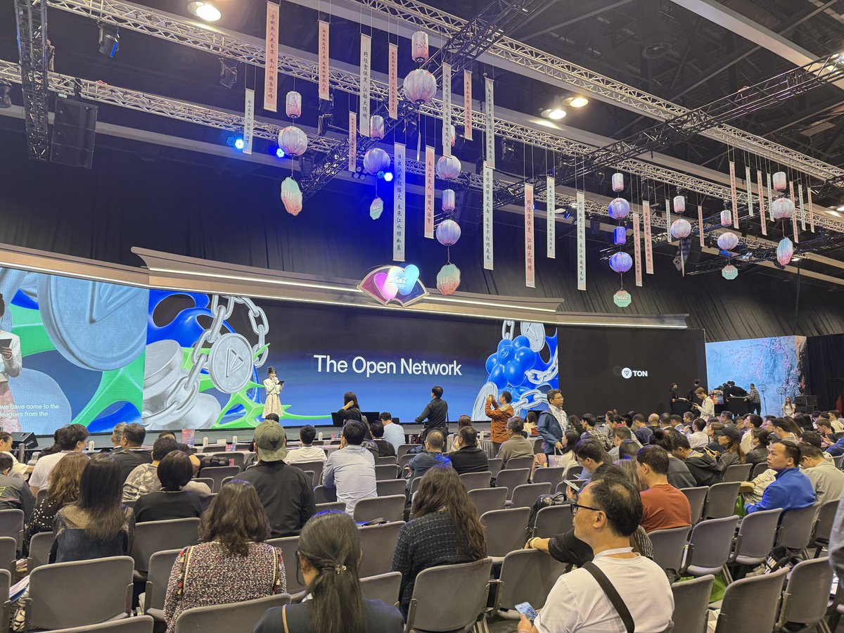 Summer_Xxxu's tweet image. 昨天在会场被小伙伴妹妹活捉抓拍

#theopennetwork #Web3Festival