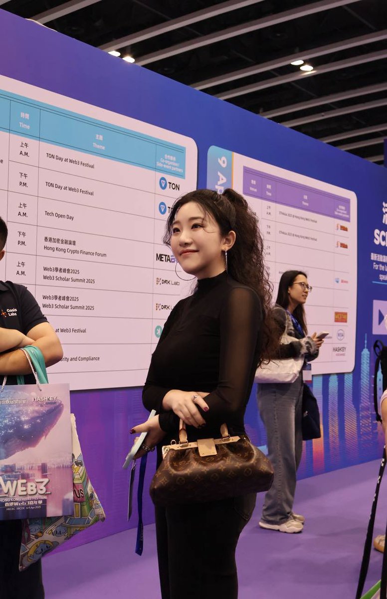 Summer_Xxxu's tweet image. 昨天在会场被小伙伴妹妹活捉抓拍

#theopennetwork #Web3Festival