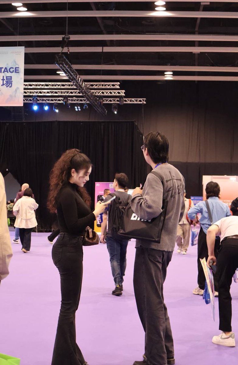 Summer_Xxxu's tweet image. 昨天在会场被小伙伴妹妹活捉抓拍

#theopennetwork #Web3Festival