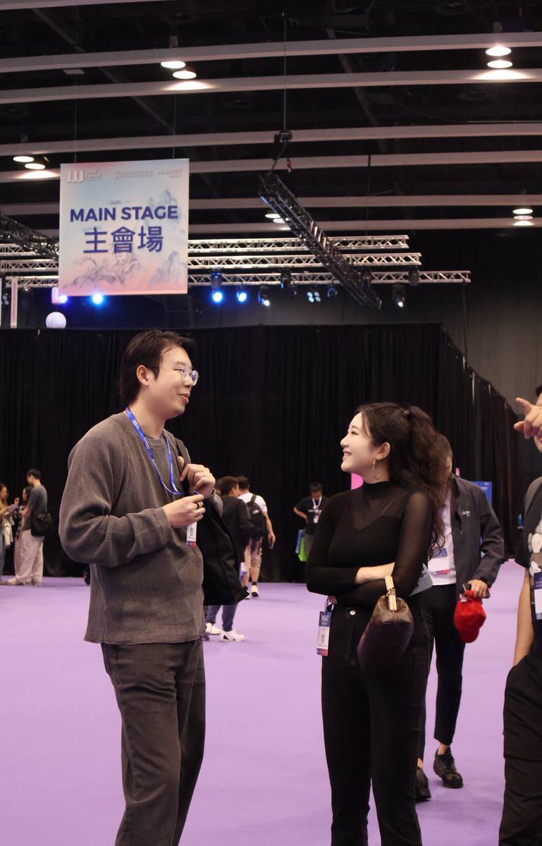 Summer_Xxxu's tweet image. 昨天在会场被小伙伴妹妹活捉抓拍

#theopennetwork #Web3Festival