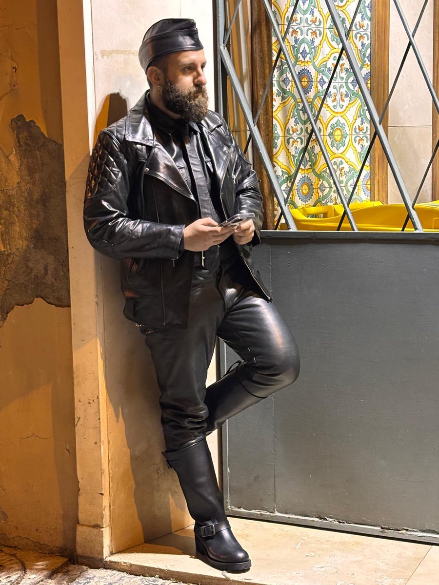 mr_lehis's tweet photo. While in Naples
.
.
.
#leather #leatherman #gayleatherman https://t.co/SnOxama3aX