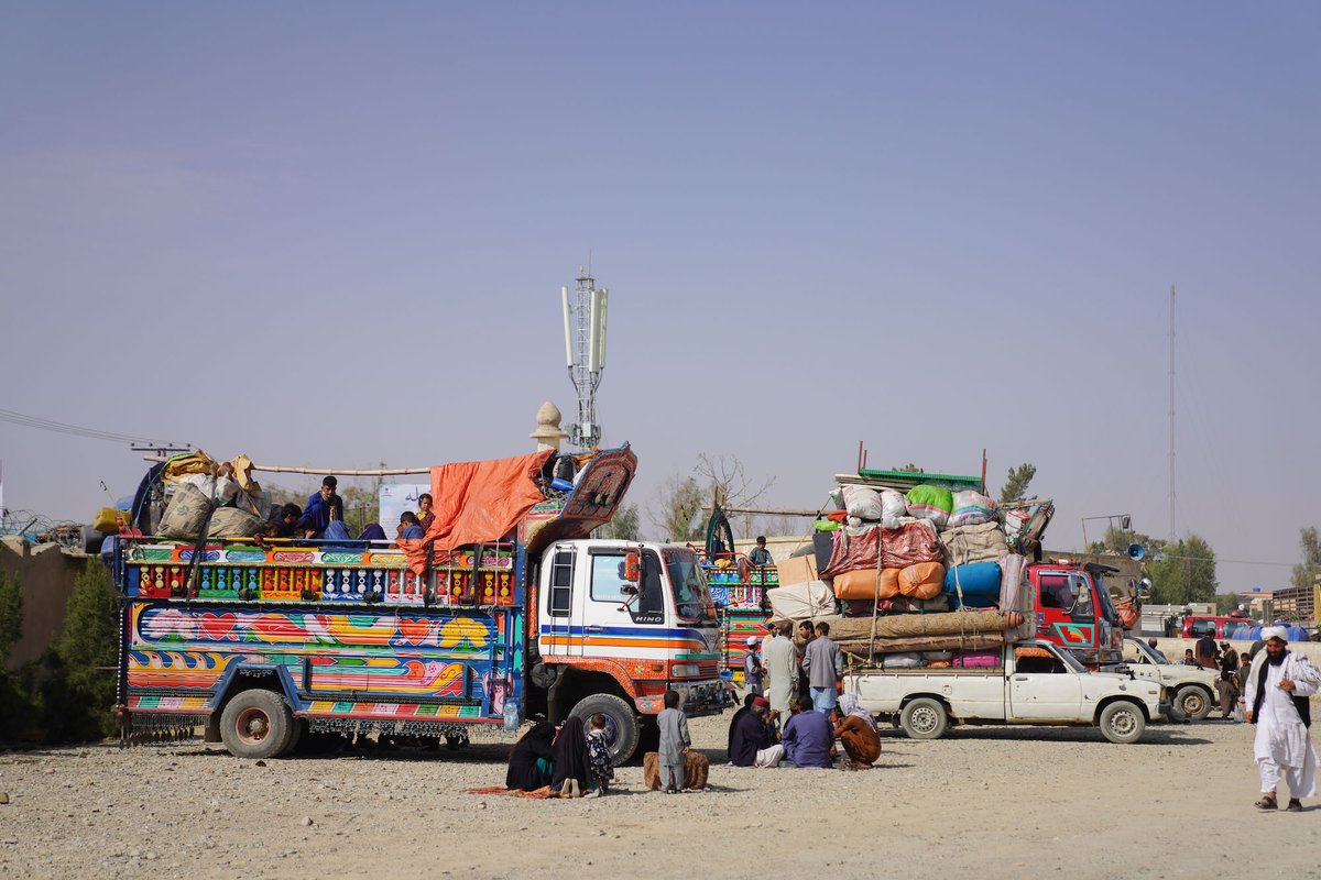 With faith, Afghan father Arif Shah - dad of 9 - left Pakistan to return home. 'Tawakal ba Khuda,' he whispered: trust in God. He carried decades of loss, hope, and courage across the border. One of millions returning with dignity and dreams. #AfghanistanCrisis #IFRC