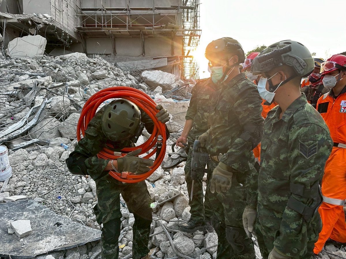 SoldiersVr's tweet photo. ช่วยเหลือ ซ่อมแซม ฟื้นฟู อำนวยความสะดวกให้ประชาชนที่ประสบความเดือดร้อน ดั่งคำขวัญของทหารช่าง ที่ว่า "รุกเข้าก่อน ถอนทีหลัง"
Cr. ภาพจาก กช. วันที่ 4 เม.ย.68 ชุดทหารช่าง HADR จาก ช.11 พัน.602 สนับสนุนการค้นหากู้ภัยร่วมกับทีมกู้ภัยของไทย 
#กองทัพบก 
#ทหารช่าง 
#แผ่นดินไหว https://t.co/2gUer8mTM0