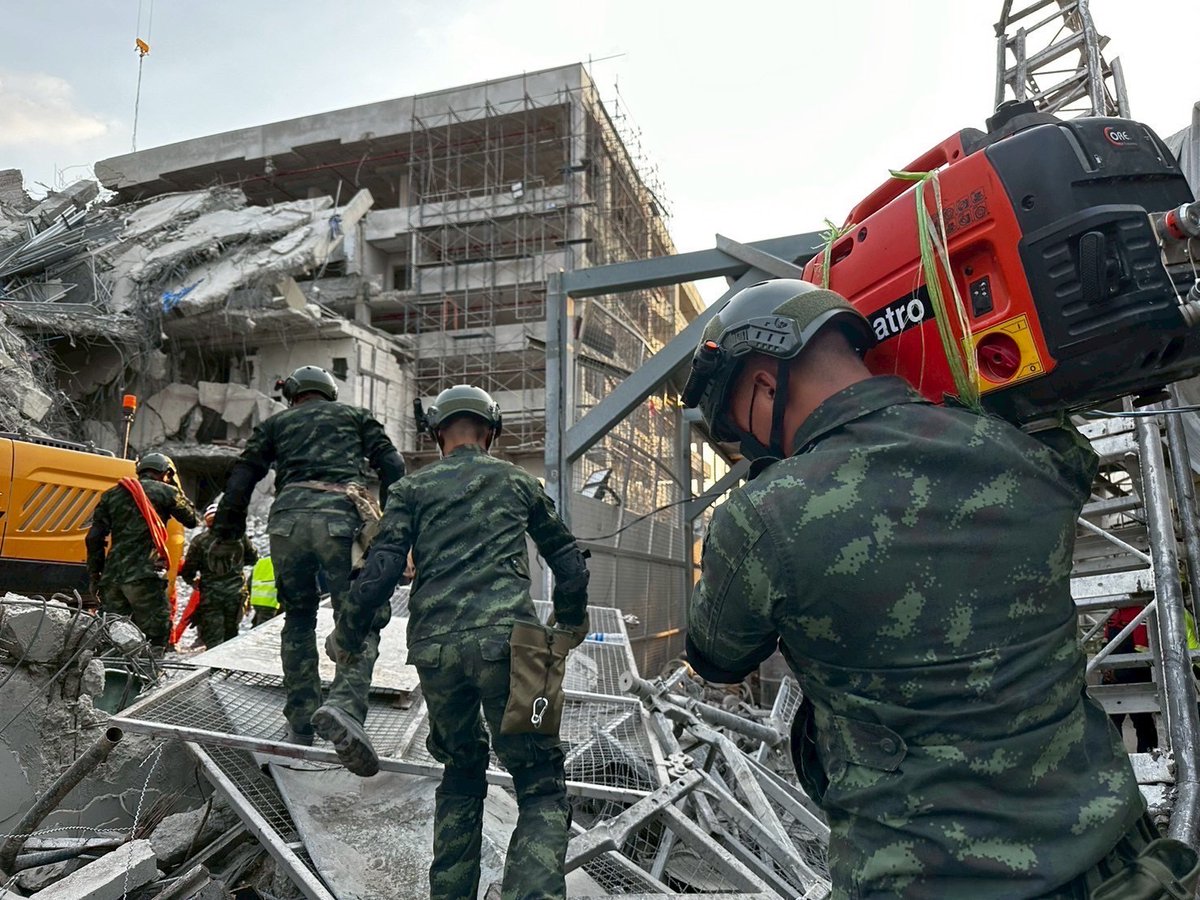 SoldiersVr's tweet photo. ช่วยเหลือ ซ่อมแซม ฟื้นฟู อำนวยความสะดวกให้ประชาชนที่ประสบความเดือดร้อน ดั่งคำขวัญของทหารช่าง ที่ว่า "รุกเข้าก่อน ถอนทีหลัง"
Cr. ภาพจาก กช. วันที่ 4 เม.ย.68 ชุดทหารช่าง HADR จาก ช.11 พัน.602 สนับสนุนการค้นหากู้ภัยร่วมกับทีมกู้ภัยของไทย 
#กองทัพบก 
#ทหารช่าง 
#แผ่นดินไหว https://t.co/2gUer8mTM0
