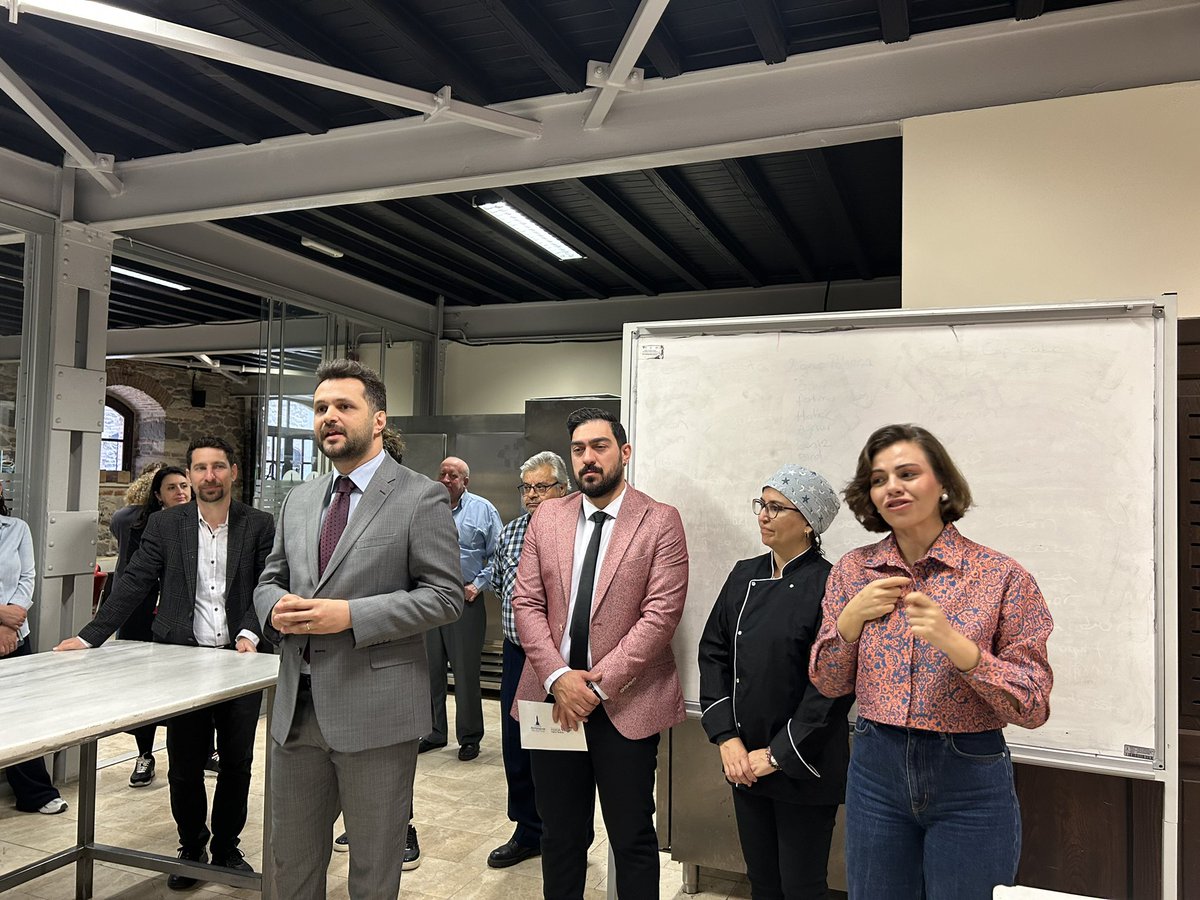 meslekfabrikasi's tweet photo. Meslek Fabrikası Şube Müdürlüğü’nde Sağır ve Dilsiz yurttaşlar için düzenlediğimiz Pastacı Çırağı Eğitimi’nin sertifika törenini gerçekleştirdik!🎂 https://t.co/fFkRY1uOZK