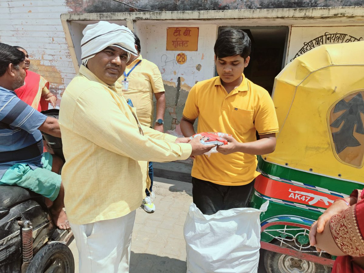 टीबी यूनिट पिंडरा में  फीडिंग इंडिया द्वारा प्राप्त पोषण पोटली को मरीज़ो को बांटा गया <a href="/Drpiyushrai77/">Dr Piyush Rai</a> <a href="/CMO_VARANASI/">CMO VARANASI</a> <a href="/ddgtb2017/">DDG - TB | #TBMuktBharat</a> <a href="/TbDivision/">Central TB Division | #TBMuktBharat</a> <a href="/TBHDJ/">TB Harega Desh Jeetega</a> <a href="/ntep_UP/">TB Mukt Bharat- Uttar Pradesh</a> <a href="/NTEPLUCKNOW1/">TB-MUKT-BHARAT:-LUCKNOW (UP)</a> <a href="/FeedingIndia/">Feeding India</a> <a href="/dheiovns/">Haribansh</a> <a href="/ntep_bsr/">TB Mukt Bharat - Bulandshahr (Uttar Pradesh)</a> <a href="/NTEPKANPURDEHAT/">TB MUKT BHARAT KANPUR DEHAT U.P</a> <a href="/TBFREEKVP/">TB Free TB Unit Kashi Vidyapeeth</a> <a href="/MoHFW_INDIA/">Ministry of Health</a> <a href="/nhm_up/">NHM UP</a>