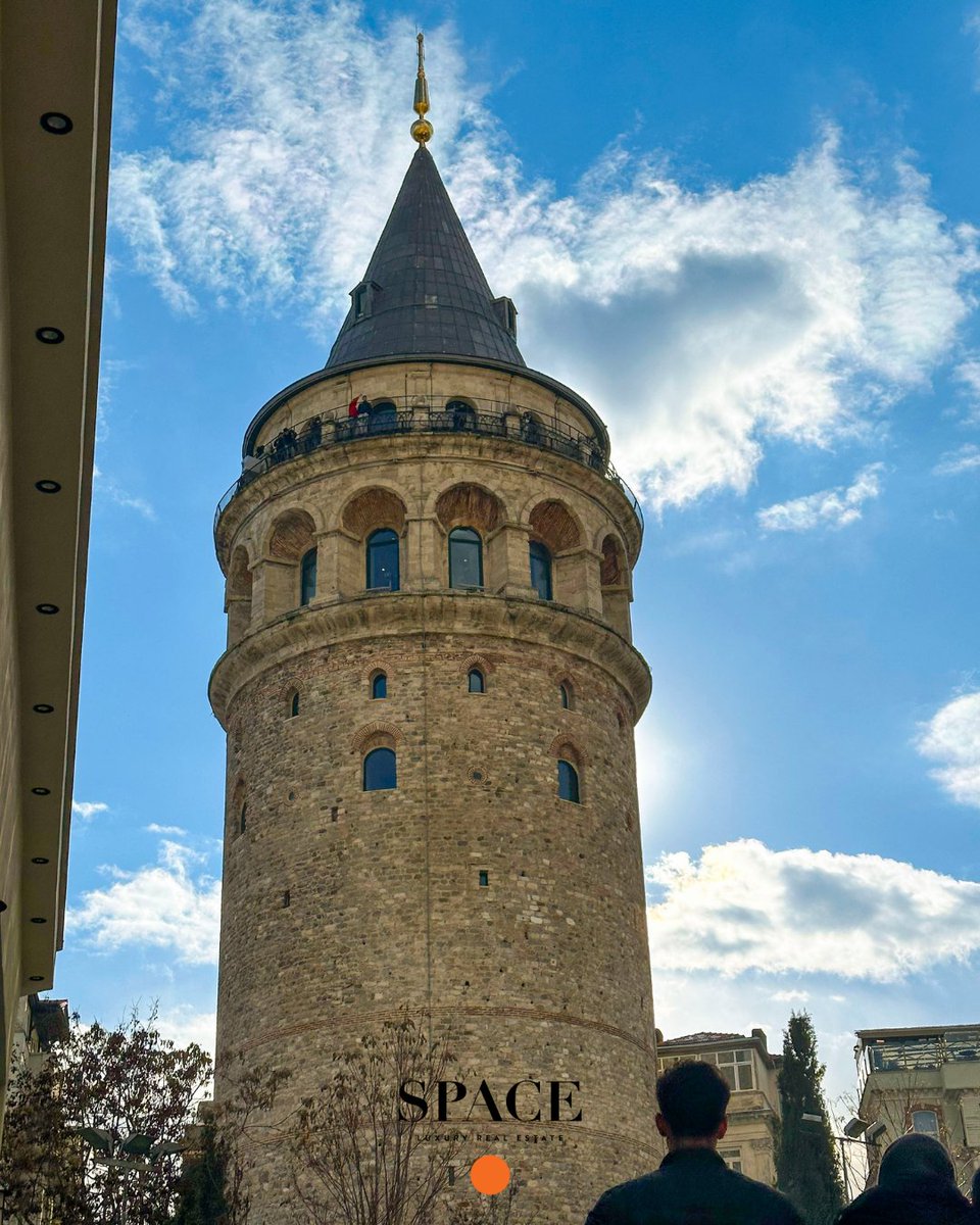 istanbul_space's tweet photo. İstanbul’un kalbinde yer alan Galata, sadece bir semt değil, zamanın izlerini taşıyan bir tarih kitabı gibi. Orta Çağ’dan günümüze kadar pek çok medeniyete ev sahipliği yapmış bu bölge, geçmişin izleriyle bugünün modern yaşamını harmanlıyor.
#Spaceİstanbul #GalataKulesi https://t.co/XE5OuGJsyH