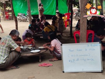 NantEiThandar's tweet photo. “အညာပစ်တိုင်းထောင်လေးများအဖွဲ့” provided a meal on behalf of donors to war evasion victims at long term war evacuation camp in #Salingyi Township on April 7. #WhatsHappeninglnMyanmar #2025Apr9Coup #HelpMtanmarIDPs https://t.co/2RTAwYJgUM