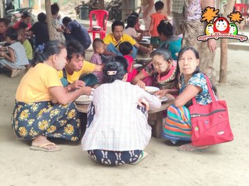 NantEiThandar's tweet photo. “အညာပစ်တိုင်းထောင်လေးများအဖွဲ့” provided a meal on behalf of donors to war evasion victims at long term war evacuation camp in #Salingyi Township on April 7. #WhatsHappeninglnMyanmar #2025Apr9Coup #HelpMtanmarIDPs https://t.co/2RTAwYJgUM
