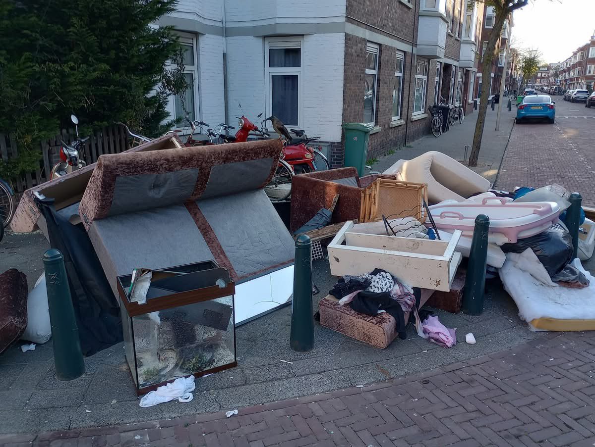RicharddeMos's tweet photo. Sinds 4 april ligt er een berg matrassen op de hoek van de Antheunisstraat en de De Bullstraat in #Laak, het stadsdeel dat inmiddels uitgegroeid tot een heuse grofvuilstortplaats. Na meldingen bewoners geen actie @GemeenteDenHaag. Status Actieplan Laak? Foto @SchepenHenk! #afval https://t.co/HrIlSjPlgK