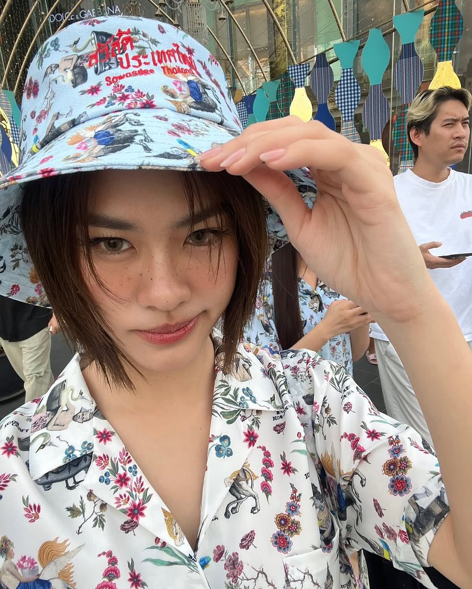 EmiThasornMY's tweet photo. ˙ᵕ˙ Emi sayang just posted! ˙ᵕ˙ - IG Post Update (090425) 

[1/2]

#ICONSIAMSongkran #สงกรานต์ที่ไอคอนสยาม
#CONSIAM #CONCRAFT
#emibonnie #เอมี่บอนนี่ 
#emiamily #beonnnie https://t.co/SkFIz9fDT2