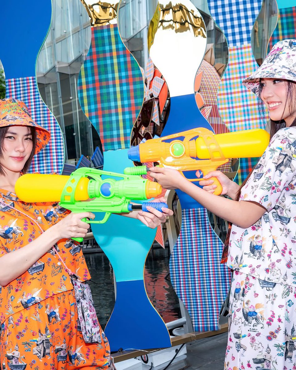 EmiThasornMY's tweet photo. ˙ᵕ˙ Emi sayang just posted! ˙ᵕ˙ - IG Post Update (090425) 

[1/2]

#ICONSIAMSongkran #สงกรานต์ที่ไอคอนสยาม
#CONSIAM #CONCRAFT
#emibonnie #เอมี่บอนนี่ 
#emiamily #beonnnie https://t.co/SkFIz9fDT2