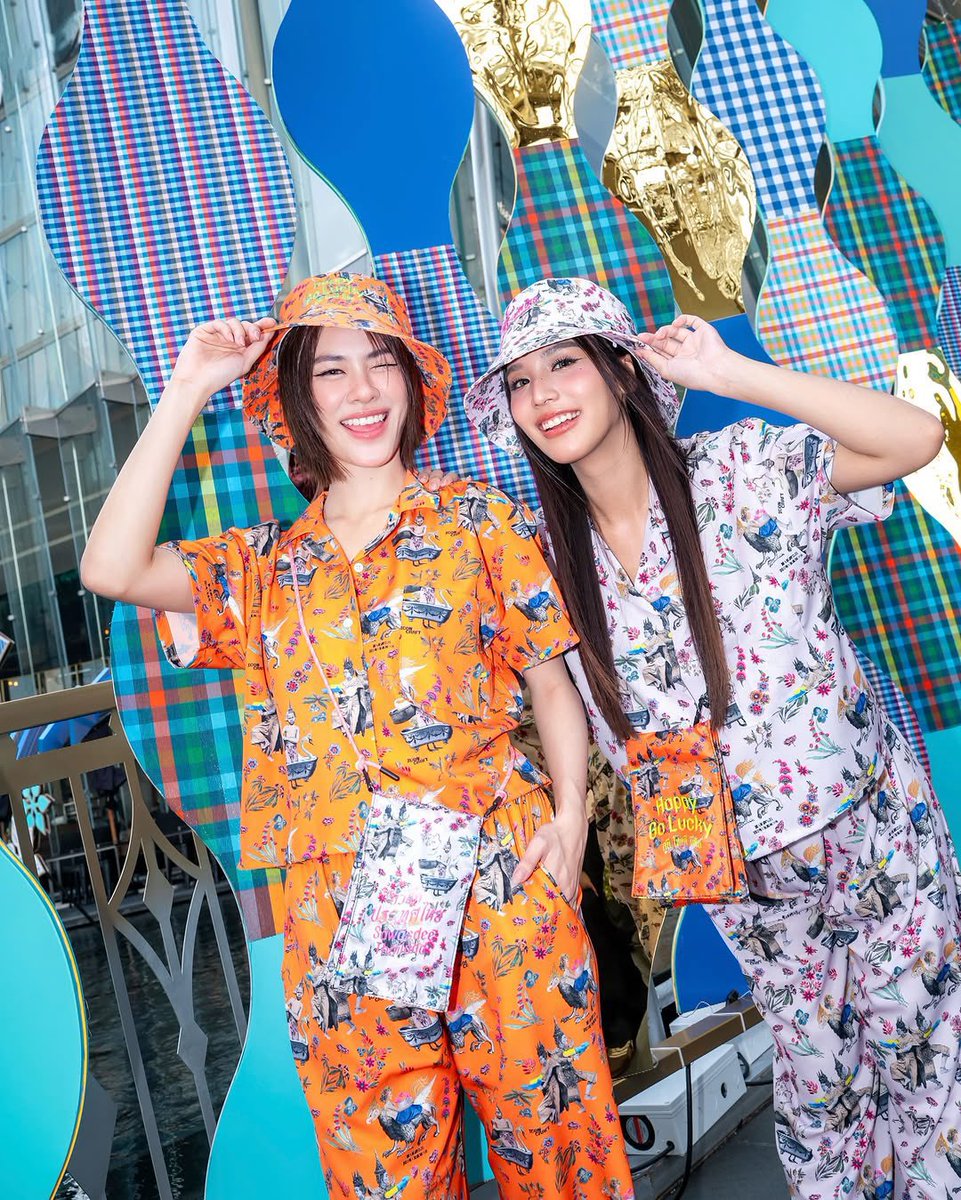 EmiThasornMY's tweet photo. [2/2]

#ICONSIAMSongkran #สงกรานต์ที่ไอคอนสยาม
#CONSIAM #CONCRAFT
#emibonnie #เอมี่บอนนี่ 
#emiamily #beonnnie https://t.co/KgXwauDfYK