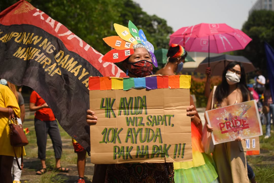 MimiDoringo's tweet photo. Throwback sa napapanahong larawang ito na kuha ng Bulatlat noong Pride March 2021.

Ang pang-aabuso at diskriminasyong nararanasan ng LGBT community ay parehong nararanasan naming mga maralita. https://t.co/4zH78Wwv57