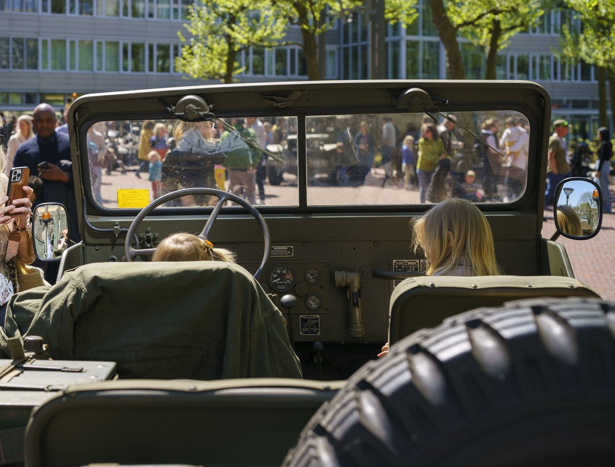 Dit jaar markeert 80 jaar vrijheid in Nederland. Op #5mei, Bevrijdingsdag, vieren en koesteren we dat tijdens het Bevrijdingsfestival Den Haag in ons provinciehuis. Met optredens, rondleidingen, een expositie en meer! Lees meer: bit.ly/43Mm5cX @bevrijdingdh