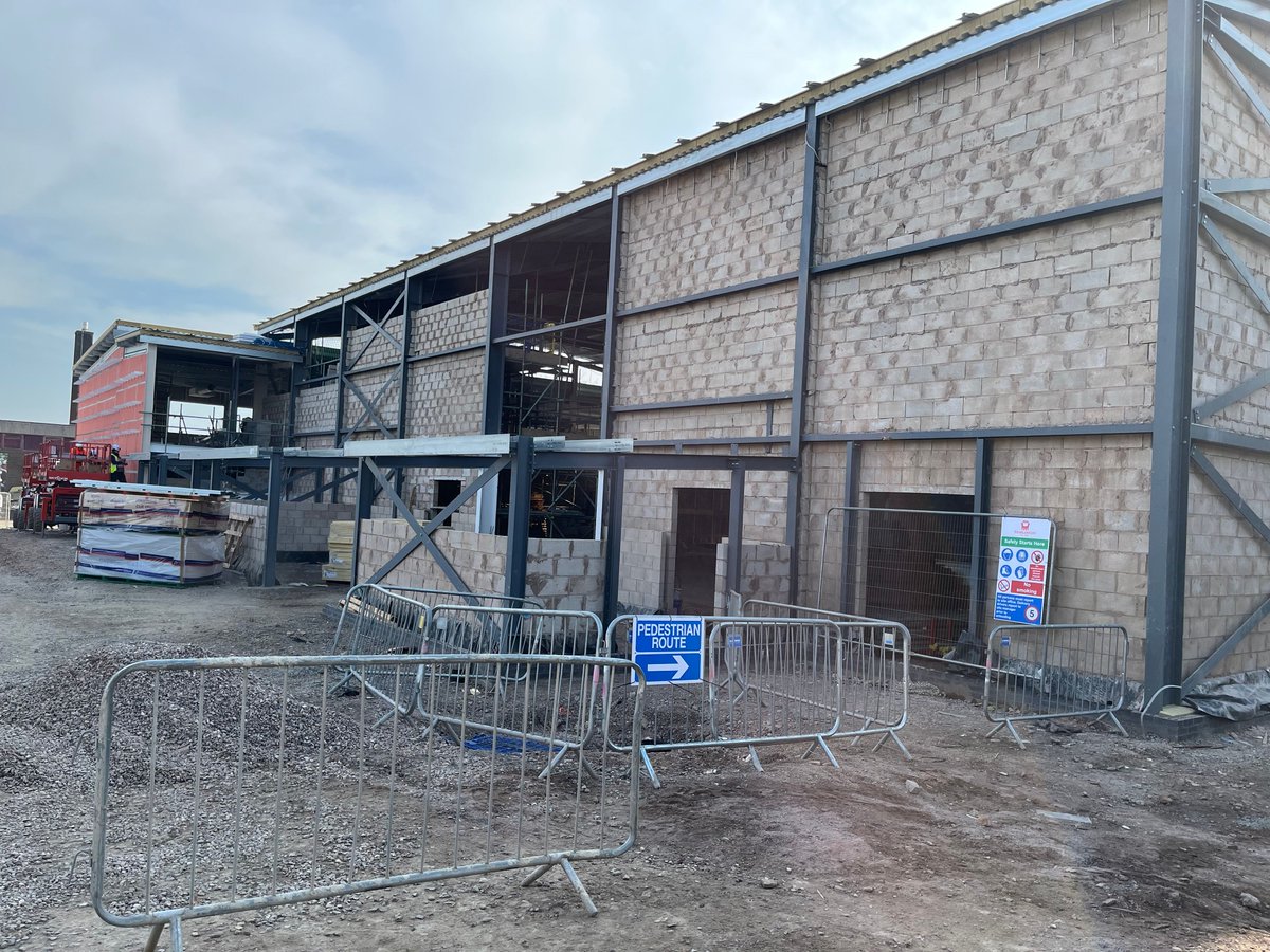 GFTomlinson's tweet image. Redmoor Academy Project Update🔎

Works are #progressing well at our @RedmoorAcademy #project funded by Leicestershire County Council:

•Main steel frame and roof works are complete
•PV panels are installed on the lower roof
•Windcatchers are installed on the main roof